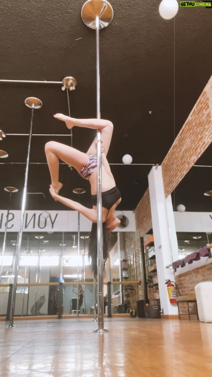 María José Mariscal Instagram - 1 año haciendo pole fitness, es lo que más amo hacer, y lo que jamás voy a dejar, hay muchísimas cosas que necesito mejorar, pero le agradezco a mi piel por detenerme día a día 🫶🏻