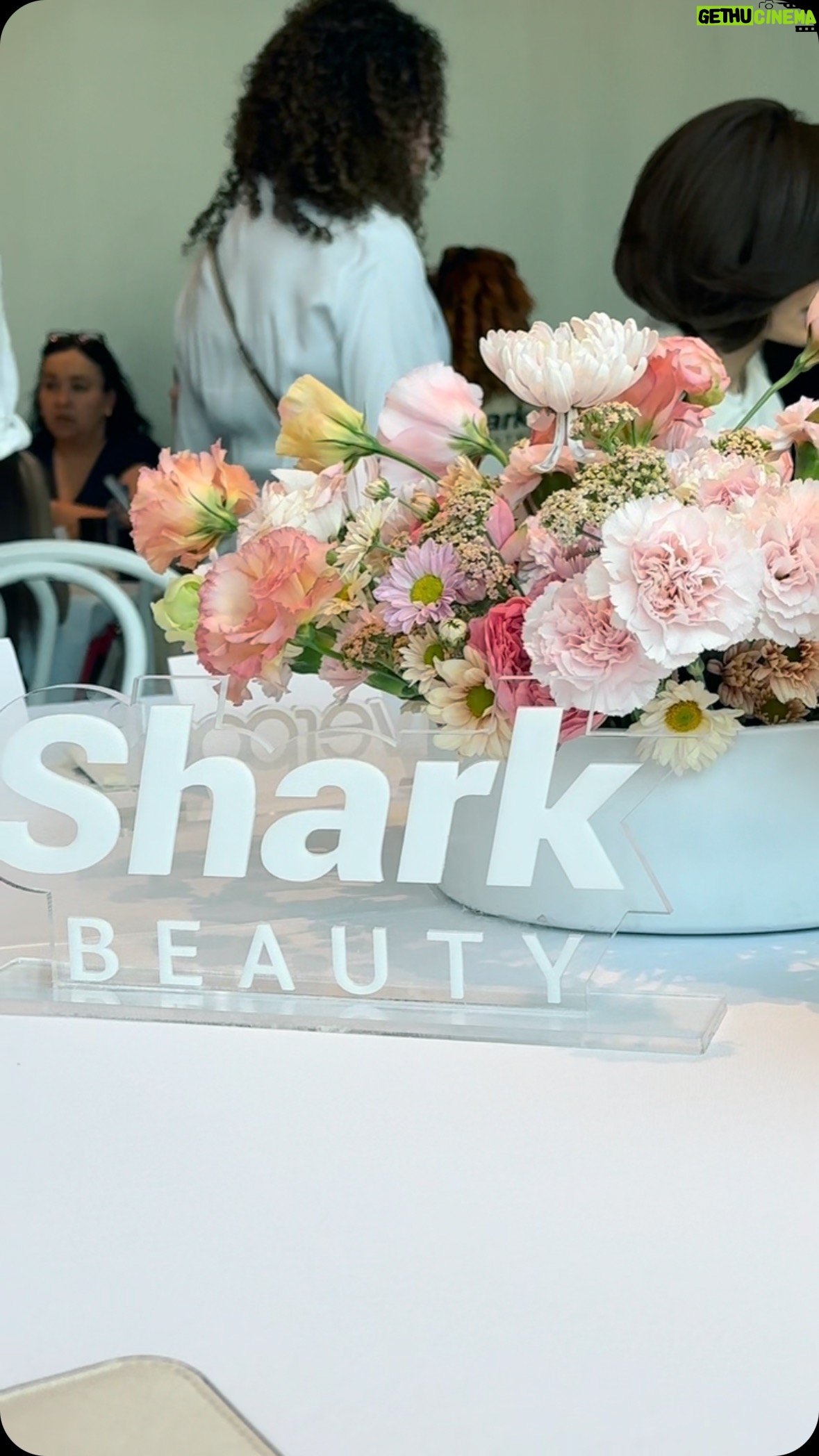 María José Mariscal Instagram - Así fue la MasterClass de Victor Guadarrama con @sharkbeautymx !!✨💗 Al escuchar todos sus tips, me di cuenta de la infinidad de posibilidades que tengo con mi FlexStyle Teal!! #sharkbeautynoheatdamage