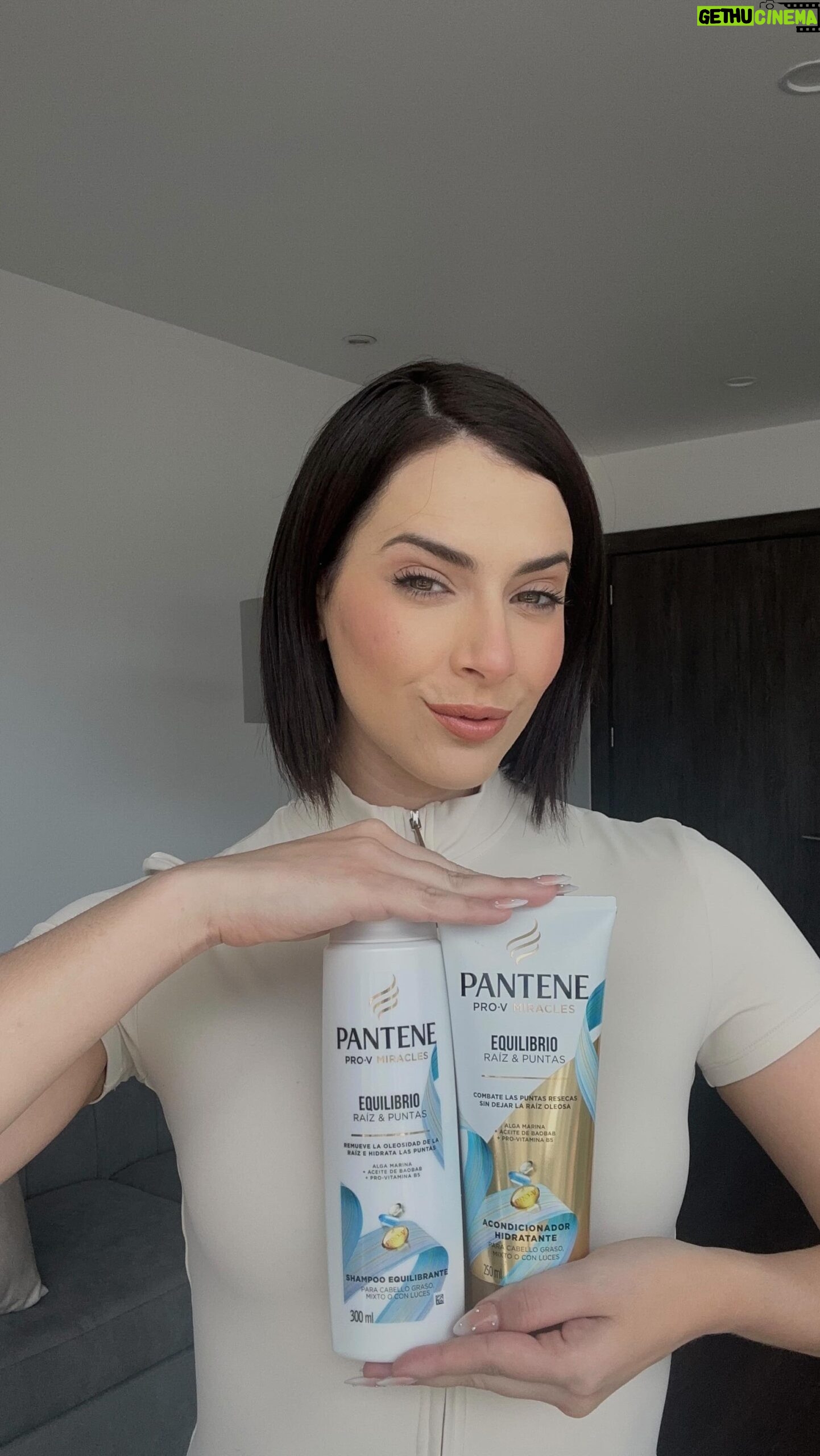 María Karla Gómez Instagram - Cabello mixto ? Te tengo la solución, prueba la nueva línea de Pantene Equilibrio raíz & puntas y dile adiós para siempre a la raíz grasa y a las puntas secas. #PeloPantene #PanteneEquilibrio #RaicesLimpias #PuntasHidratadas #Publicidad