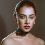 María Karla Gómez Instagram - HBD to me 🖤🥂🤍 Ya son 28 mi gente, hoy doy gracias por la salud, La Paz y la prosperidad.Por esos momentos que me han hecho evolucionar y crecer desde el corazón a pesar de las caídas y los obstáculos que la vida siempre nos presenta.Hoy me siento más tranquila y plena, con la convicción de lograr todo lo que me proponga. Gracias infinitas a tí por estar aquí, acompañarme en el proceso y ser parte de esta hermosa comunidad 🙌🏻🤍✨🎈🎉…. PH @emilianoisaac_ 📸 Make up @caroperaltamakeup 💄💋