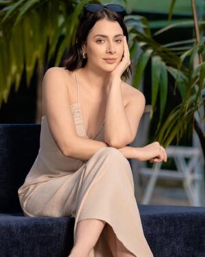María Karla Gómez Instagram - Lo que realmente importa no es el tiempo, es lo que hacemos con el, empléalo en aprender cosas nuevas, conocer nuevos lugares, compartir con personas que sumen.
En resumen dedícale tu energía y tu tiempo a todo aquello que se dé natural, donde puedas crecer y brillar con tu esencia 🤍

A estas alturas de la vida, ya no estamos para perder el tiempo. 
ATT la vida 🙌🏻