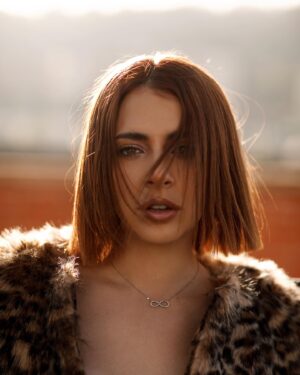 María Karla Gómez Instagram - No hace falta señal para que conectemos 😮‍💨❤️‍🔥✨…

PH @evelyncasusophotography 
Make up @lilurams.makeup 
Hair @belledustudio 

Waoooooooo quede impresionada con este resultado, que gran team chicas mis favoritas para siempre 🇨🇺🇪🇨👏🏻