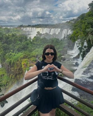 María Karla Gómez Instagram - A mi que no me lo cuenten, yo quiero ir a vivirlo 🇦🇷🙌🏻💙 !!!

Alguna vez te han dado una visa y el mismo día te la han anulado ?, pues a mí sí.En noviembre del 2023 cuando me presenté a la embajada de Argentina en Ecuador para pedir la visa, el mismo día que me la entregaron la anularon porque mi pasaporte ya casi se vencía y el tiempo no me daría para entrar y salir legalmente a Argentina.El embajador decidió anularla y me dijo que volviera con un nuevo pasaporte para poder emitirla y viajar sin problema.Ese día me sentí muy mal porque después de todo mi esfuerzo para recibir esa visa, una vez más tenía que esperar y volver, pero no me di por vencida y volví con todaaaa.A veces las cosas no se dan cuando queremos, sino cuando deben ser.Es preciso ser pacientes para recibir la recompensa 🙏🏻.

Argentina estás en mi corazón para siempre, que viaje tan enriquecedor, cada rincón de tus calles y de tu buena onda se quedó conmigo 🤍

#travelargentina #argentina🇦🇷 #viajandoando