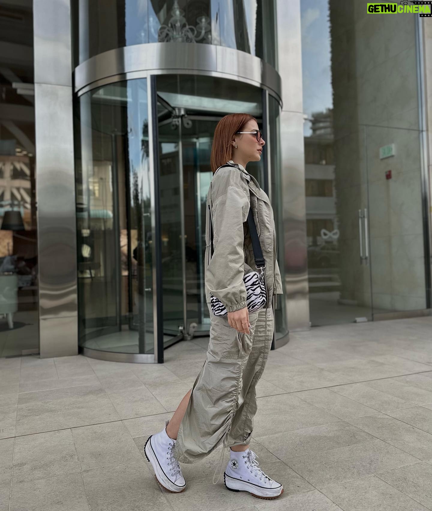 María Karla Gómez Instagram - Recuerda que en el minuto que decidas dar el primer paso hacia el cambio que necesitas, será el miedo quien te estará esperando.Reconócelo pero no te quedes, esta es la señal de que te estás moviendo hacia donde nunca antes te habías llevado ✨… P.D siento que este outfit va perfecto, con el color de mi cabello 😏🙌🏻…
