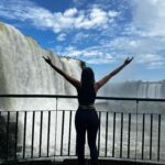 María Karla Gómez Instagram - A mi que no me lo cuenten, yo quiero ir a vivirlo 🇦🇷🙌🏻💙 !!! Alguna vez te han dado una visa y el mismo día te la han anulado ?, pues a mí sí.En noviembre del 2023 cuando me presenté a la embajada de Argentina en Ecuador para pedir la visa, el mismo día que me la entregaron la anularon porque mi pasaporte ya casi se vencía y el tiempo no me daría para entrar y salir legalmente a Argentina.El embajador decidió anularla y me dijo que volviera con un nuevo pasaporte para poder emitirla y viajar sin problema.Ese día me sentí muy mal porque después de todo mi esfuerzo para recibir esa visa, una vez más tenía que esperar y volver, pero no me di por vencida y volví con todaaaa.A veces las cosas no se dan cuando queremos, sino cuando deben ser.Es preciso ser pacientes para recibir la recompensa 🙏🏻. Argentina estás en mi corazón para siempre, que viaje tan enriquecedor, cada rincón de tus calles y de tu buena onda se quedó conmigo 🤍 #travelargentina #argentina🇦🇷 #viajandoando