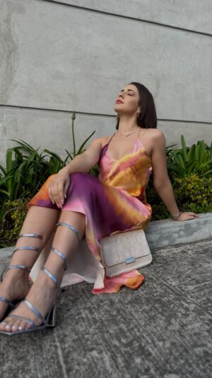 María Karla Gómez Instagram - Con cuál te identificas, opción 1 o 2 ?

#happytuesday😊 #reelfashion #lookcasual #drees