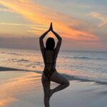 María Karla Gómez Instagram - A veces solo debes estar dispuesta a recibir lo que realmente mereces, pero para eso debes soltar lo que ya no vibra en tu frecuencia y dejar ir.Se que da miedo y algunas veces incertidumbre, pero si no lo haces te pierdes de vivir esa experiencia inesperada y mejor, que te espera del otro lado 🙌🏻🤍🙏🏻… Bendecido Lunes