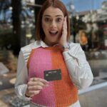 María Karla Gómez Instagram - Armando mi outfit, para un día de muchas actividades por realizar y necesito demostrar mi #LadoD.Amo el color naranja porque está en tendencia y además obtengo Cashback con mi @discover_ec 🧡✨