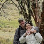María Karla Gómez Instagram - Ecuador y Cuenca esto es URGENTE, tuve el privilegio de conocer el Páramo de Quimsacocha, un lugar mágico con especies tan importantes para nuestro ecosistema como lo son el venado de cola blanca, el zorro andino y 26 variedades de aves como el colibrí de garganta púrpura, el cóndor andino, el halcón y varias especies de reptiles.Hoy tenemos la misión de seguir luchando por este espacio que quiere ser explotado durante 12 años para extraer oro, cosa que no podemos permitir ya que nuestra tierra no es negociable y aquí se encuentra uno de los recursos más importantes, que no podemos contaminar (el agua).El día de ayer los cuencanos alzaron su voz en la marcha para defender el Páramo y el agua y les seguiremos apoyando hasta lograrlo !!! Desde siempre he querido alzar mi voz para preservar a la naturaleza y tu eres esa persona que me ha dado la oportunidad de hacerlo @robertomanrique13 , gracias por tu guía, pasión, conocimiento y compañía.Por contarme tu propósito con la naturaleza y hacerme parte de él 🤍🙌🏻… Tomas de dron @pameladuenaswood , solo diré que soy tu fan, qué talento, que energía y que corazón ♥️ #enelcajaslaminerianoencaja @yasunidos @xrcuenca @cabildo_por_el_agua_de_cuenca @fdavsi @feuecuenca @arengafrentecultural