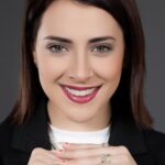 María Karla Gómez Instagram - Somos de quien nos mueve el mundo, con solo una sonrisa 😀✨🤍… Ya son 3 años de mi diseño de sonrisa y 9 de amistad con la mejor @dra.ingridlara ,gracias por tu dulzura y profesionalismo y por permitir que mi sonrisa siga brillando en todo momento.Te quiero y siempre que me pregunten por odontología serás mi recomendada 💖…