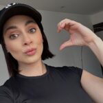María Karla Gómez Instagram - Hola 2024, ahí te voy con toda la valentía para seguir cumpliendo mis sueños.Tu solo confía en el proceso de tu camino, evolución y crecimiento 🙌🏻❤️✨ Que sea un año bendecido para todos !!! En el 2023 pasaron una serie de acontecimientos que me quebraron emocionalmente, pero a la vez me ayudaron a despertar.Recién a mis 28 años aprendí a poner límites con mis seres más queridos y comencé a despojarme de todo eso que no me dejaba avanzar, inquietaba o me quitaba mi paz.No olvides que el tiempo o la energía que le dediques a algo o alguien más, es tiempo que no destinas para ti, por eso es importante enfocarnos en lo que realmente vale la pena.Y no, no eres egoísta por pensar en ti y ponerte como prioridad, si no lo haces nadie lo hará.En esos momentos tuve miedo y mucha incertidumbre de saber que pasaría si tomaba esas decisiones, pero esa voz interna solo me decía “HAZLO” ya es el momento, así que me llene de valor y salte.Hoy me siento en paz y lista para seguir forjando mi camino con la convicción de que todo lo que merezco, llegará a mi en el momento correcto…