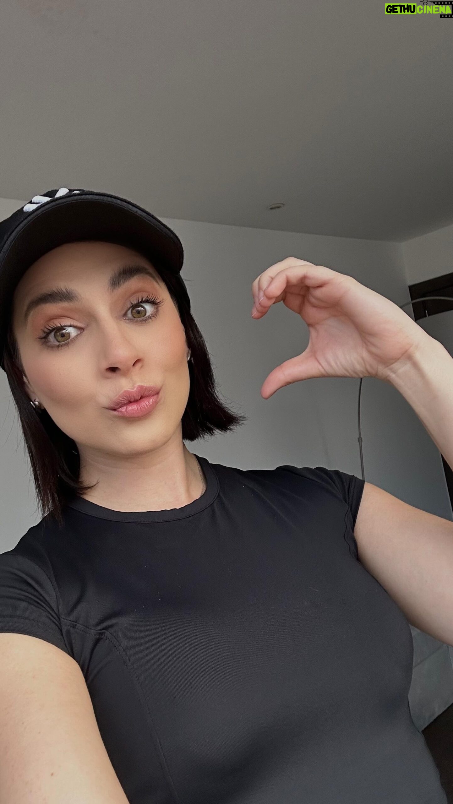 María Karla Gómez Instagram - Hola 2024, ahí te voy con toda la valentía para seguir cumpliendo mis sueños.Tu solo confía en el proceso de tu camino, evolución y crecimiento 🙌🏻❤️✨ Que sea un año bendecido para todos !!! En el 2023 pasaron una serie de acontecimientos que me quebraron emocionalmente, pero a la vez me ayudaron a despertar.Recién a mis 28 años aprendí a poner límites con mis seres más queridos y comencé a despojarme de todo eso que no me dejaba avanzar, inquietaba o me quitaba mi paz.No olvides que el tiempo o la energía que le dediques a algo o alguien más, es tiempo que no destinas para ti, por eso es importante enfocarnos en lo que realmente vale la pena.Y no, no eres egoísta por pensar en ti y ponerte como prioridad, si no lo haces nadie lo hará.En esos momentos tuve miedo y mucha incertidumbre de saber que pasaría si tomaba esas decisiones, pero esa voz interna solo me decía “HAZLO” ya es el momento, así que me llene de valor y salte.Hoy me siento en paz y lista para seguir forjando mi camino con la convicción de que todo lo que merezco, llegará a mi en el momento correcto…