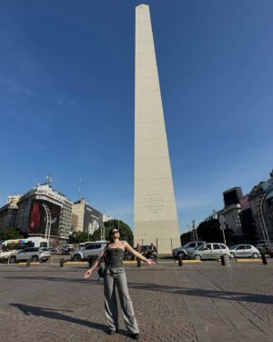 María Karla Gómez Instagram - A mi que no me lo cuenten, yo quiero ir a vivirlo 🇦🇷🙌🏻💙 !!!

Alguna vez te han dado una visa y el mismo día te la han anulado ?, pues a mí sí.En noviembre del 2023 cuando me presenté a la embajada de Argentina en Ecuador para pedir la visa, el mismo día que me la entregaron la anularon porque mi pasaporte ya casi se vencía y el tiempo no me daría para entrar y salir legalmente a Argentina.El embajador decidió anularla y me dijo que volviera con un nuevo pasaporte para poder emitirla y viajar sin problema.Ese día me sentí muy mal porque después de todo mi esfuerzo para recibir esa visa, una vez más tenía que esperar y volver, pero no me di por vencida y volví con todaaaa.A veces las cosas no se dan cuando queremos, sino cuando deben ser.Es preciso ser pacientes para recibir la recompensa 🙏🏻.

Argentina estás en mi corazón para siempre, que viaje tan enriquecedor, cada rincón de tus calles y de tu buena onda se quedó conmigo 🤍

#travelargentina #argentina🇦🇷 #viajandoando