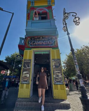 María Karla Gómez Instagram - A mi que no me lo cuenten, yo quiero ir a vivirlo 🇦🇷🙌🏻💙 !!!

Alguna vez te han dado una visa y el mismo día te la han anulado ?, pues a mí sí.En noviembre del 2023 cuando me presenté a la embajada de Argentina en Ecuador para pedir la visa, el mismo día que me la entregaron la anularon porque mi pasaporte ya casi se vencía y el tiempo no me daría para entrar y salir legalmente a Argentina.El embajador decidió anularla y me dijo que volviera con un nuevo pasaporte para poder emitirla y viajar sin problema.Ese día me sentí muy mal porque después de todo mi esfuerzo para recibir esa visa, una vez más tenía que esperar y volver, pero no me di por vencida y volví con todaaaa.A veces las cosas no se dan cuando queremos, sino cuando deben ser.Es preciso ser pacientes para recibir la recompensa 🙏🏻.

Argentina estás en mi corazón para siempre, que viaje tan enriquecedor, cada rincón de tus calles y de tu buena onda se quedó conmigo 🤍

#travelargentina #argentina🇦🇷 #viajandoando