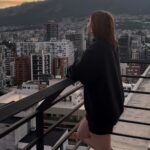 María Karla Gómez Instagram - Gracias “Agosto” por ser un mes tan chingón, por enseñarme tanto y darme un poquito más de paz 🌌🙏🏻🤍… Mi mes cumpleañero y mi mes fav del año, un mes que te acaricia con su calorcito de verano y te hace confiar en que después de la tormenta, siempre llega la calma. #quehermosoatardecer Ahora si a volar 🚀🚀🚀🚀
