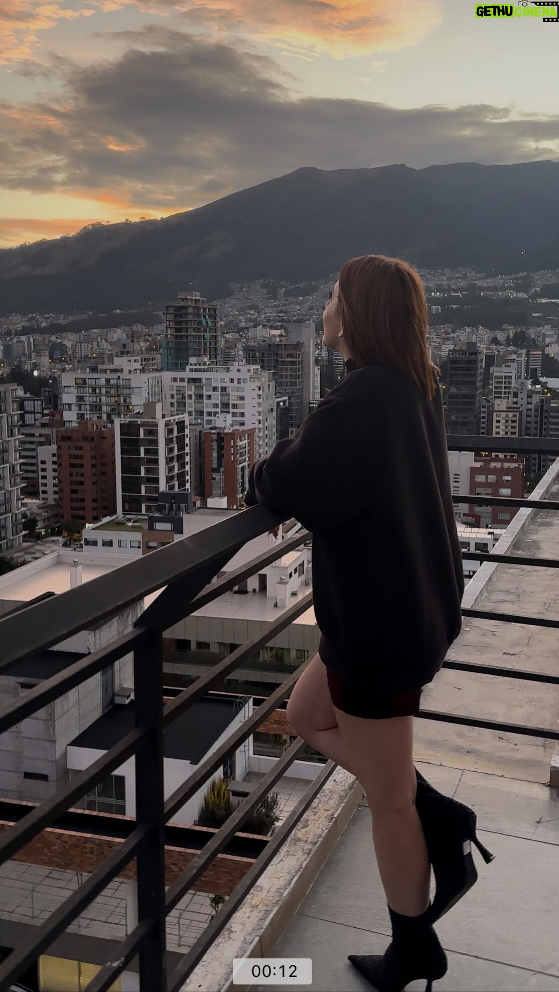 María Karla Gómez Instagram - Gracias “Agosto” por ser un mes tan chingón, por enseñarme tanto y darme un poquito más de paz 🌌🙏🏻🤍… Mi mes cumpleañero y mi mes fav del año, un mes que te acaricia con su calorcito de verano y te hace confiar en que después de la tormenta, siempre llega la calma. #quehermosoatardecer Ahora si a volar 🚀🚀🚀🚀
