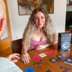 María Rubio Sánchez Instagram - Para mí el buen tiempo significa playita, barbacoa, amigos, juegos y música, mucha música. Teniendo esto último en cuenta, podríamos decir que mi descubrimiento del verano es Hitster, el juego de @disetgames sobre los grandes éxitos musicales. Es genial porque te permite montarte una fiesta al instante (y si tienes alma de DJ ya te mueres), solo tienes que crear una línea de tiempo adivinando los años de las canciones que se reproducen con un código QR a través de Spotify. Escucha, que tienen 300 tarjetas musicales con canciones de hasta más de 100 años, para los nostálgicos como yo ;p Descubrirás cómo esas canciones están entrelazadas con tu vida, porque las canciones cuentan nuestra historia ✨ En definitiva, ya sabéis que últimamente estoy muy jugona y esta es mi recomendación TOP para las fiestas con colegas durante este verano. ¡QUE LA VIDA SIN MÚSICA NO ES VIDA! #hitster #myhitsterparty #cancionesdenuestravida #lafiestacontigo #ad