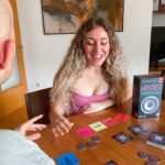 María Rubio Sánchez Instagram - Para mí el buen tiempo significa playita, barbacoa, amigos, juegos y música, mucha música. Teniendo esto último en cuenta, podríamos decir que mi descubrimiento del verano es Hitster, el juego de @disetgames sobre los grandes éxitos musicales. Es genial porque te permite montarte una fiesta al instante (y si tienes alma de DJ ya te mueres), solo tienes que crear una línea de tiempo adivinando los años de las canciones que se reproducen con un código QR a través de Spotify. Escucha, que tienen 300 tarjetas musicales con canciones de hasta más de 100 años, para los nostálgicos como yo ;p Descubrirás cómo esas canciones están entrelazadas con tu vida, porque las canciones cuentan nuestra historia ✨ En definitiva, ya sabéis que últimamente estoy muy jugona y esta es mi recomendación TOP para las fiestas con colegas durante este verano. ¡QUE LA VIDA SIN MÚSICA NO ES VIDA! #hitster #myhitsterparty #cancionesdenuestravida #lafiestacontigo #ad