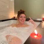 María Rubio Sánchez Instagram - Aaaaah mi gente, cómo de feo está decir que lo que más echo de menos de NY desde que he vuelto ahora mismo es la bañeraza que tenía en mi habitación 😭 A ver, la ciudad es chulísima y divina, pero ¿habéis visto esta bañera? Del tamaño de mi comedor era. Quería darle las gracietas a @kayak_europe por el hotelazo al que nos llevaron ❤️❤️❤️ mi cuerpo ha vuelto a España pero mi espíritu se ha quedado en esa habitación de vistas infinitas. (Que te digo, así como en confianza, que si quieres ofertazas para hoteles, vuelos, lo que sea… DEBES acudir a ellos porque las opciones son infinitas. Palabrita de Miare) #gifted