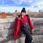 María Rubio Sánchez Instagram - En esta foto tenemos unas vistas espectaculares (y el Central Park de fondo) 🥰 por favor abstenerse de comentar mi absurdo outfit y el bolsito apareciéndose de dentro de mi jersey. Aprovechando que sigo en NY, ¿de qué os gustaría que hablara/os enseñara por stories? ¿Qué me recomendáis hacer? 😌