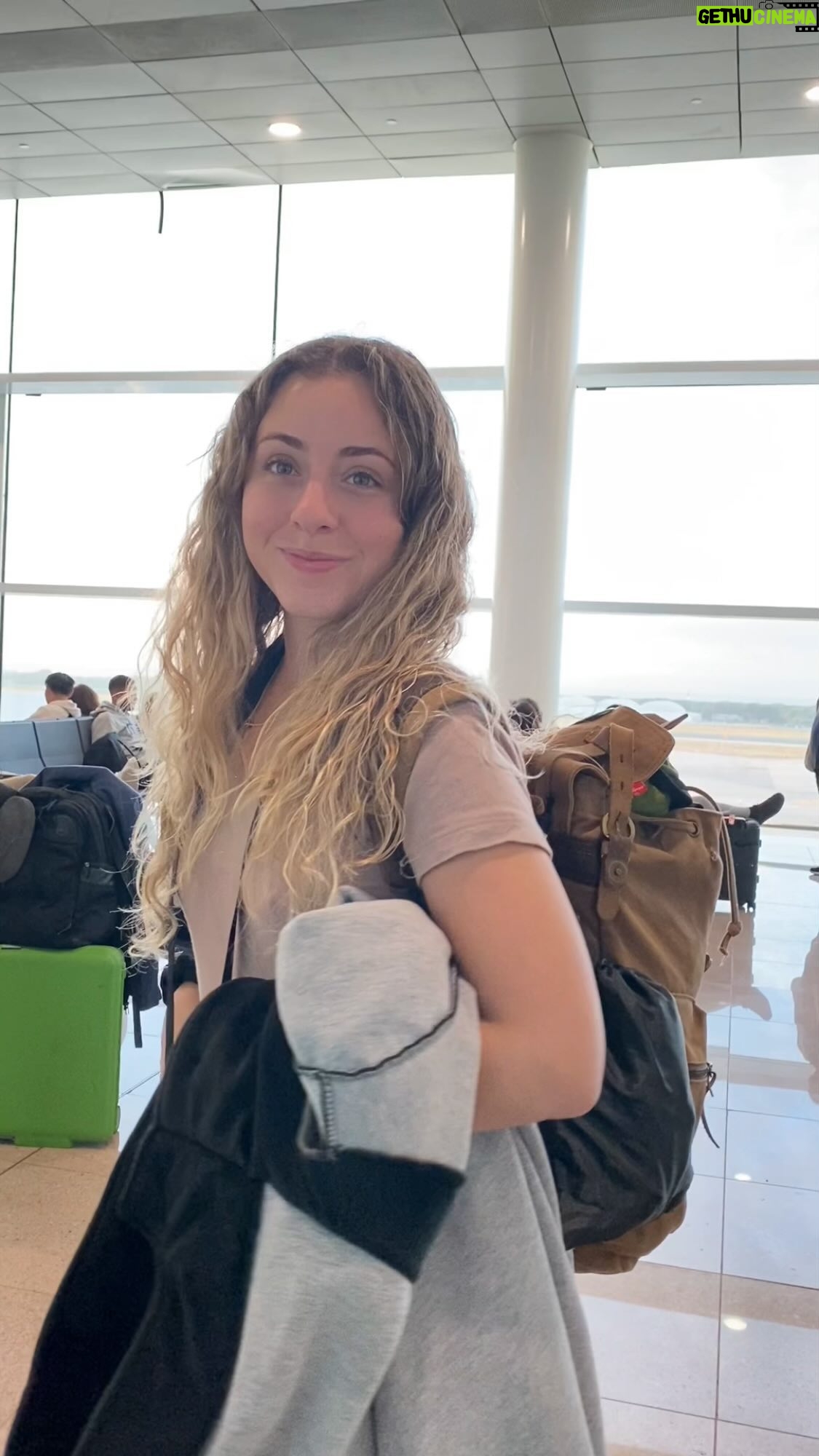 María Rubio Sánchez Instagram - Si te lo perdiste, aquí tienes el vídeo que hice sobre el maravilloso ataque de pánico que tuve antes de volar a NY y (en consecuencia) el mini vlog de vuelo que vino después. Ella, volviendo a ser youtuber pero sin youtube 💅