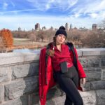 María Rubio Sánchez Instagram - En esta foto tenemos unas vistas espectaculares (y el Central Park de fondo) 🥰 por favor abstenerse de comentar mi absurdo outfit y el bolsito apareciéndose de dentro de mi jersey. Aprovechando que sigo en NY, ¿de qué os gustaría que hablara/os enseñara por stories? ¿Qué me recomendáis hacer? 😌