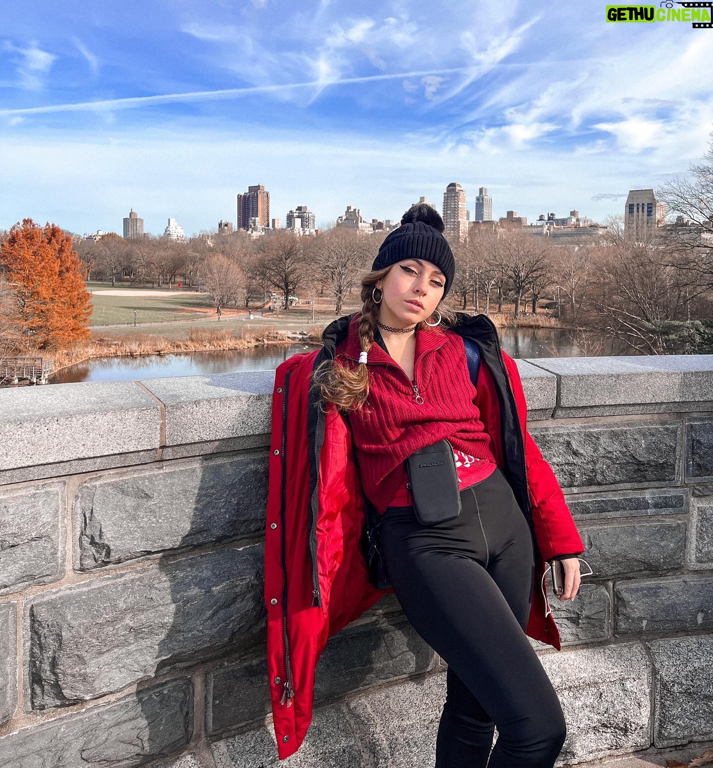 María Rubio Sánchez Instagram - En esta foto tenemos unas vistas espectaculares (y el Central Park de fondo) 🥰 por favor abstenerse de comentar mi absurdo outfit y el bolsito apareciéndose de dentro de mi jersey. Aprovechando que sigo en NY, ¿de qué os gustaría que hablara/os enseñara por stories? ¿Qué me recomendáis hacer? 😌