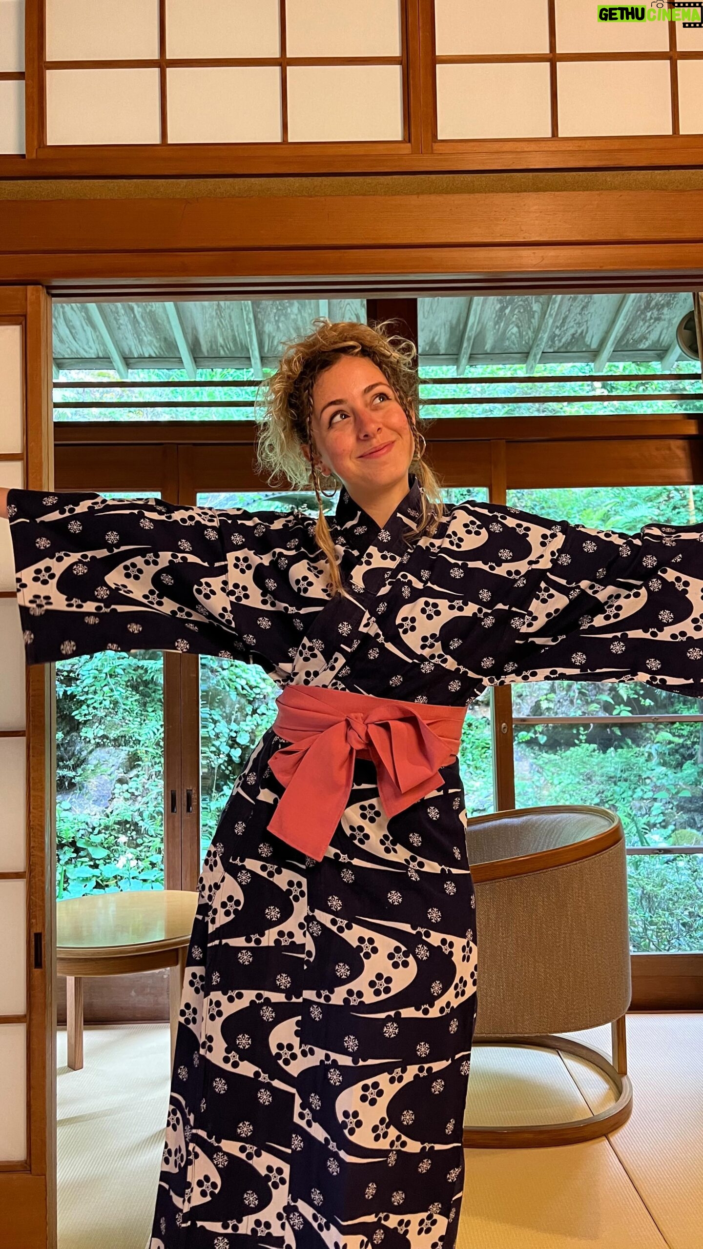 María Rubio Sánchez Instagram - Os traigo un reel contando un poquito la experiencia de dormir en un Ryokan, nosotros lo encontramos a traves de @kayak (hashtag #ad :p) y no puedo dejar de recomendarlo para vuestros viajes! En este caso nosotros fuimos a un pueblecito a un par de horas de Osaka a desconectar y para mí, el mejor recuerdo del viaje. Me ha dado patatitis editando este vídeo y espero que lo disfrutéis (imposible que tanto como disfruté yo la experiencia jeje). Tengo muchos más vídeos como este preparados así que unos buenos “me gusta” me ayudan a motivarme ❤️