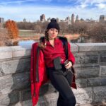 María Rubio Sánchez Instagram - En esta foto tenemos unas vistas espectaculares (y el Central Park de fondo) 🥰 por favor abstenerse de comentar mi absurdo outfit y el bolsito apareciéndose de dentro de mi jersey. Aprovechando que sigo en NY, ¿de qué os gustaría que hablara/os enseñara por stories? ¿Qué me recomendáis hacer? 😌