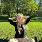 María Rubio Sánchez Instagram - Picnic en el central park porque nos encantan los clichés 🧺