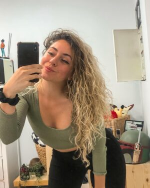 María Rubio Sánchez Instagram - Selfie de espejo porque no siempre se puede ser super cool pero siempre se puede seguir siendo súper dosmilera 🎸
