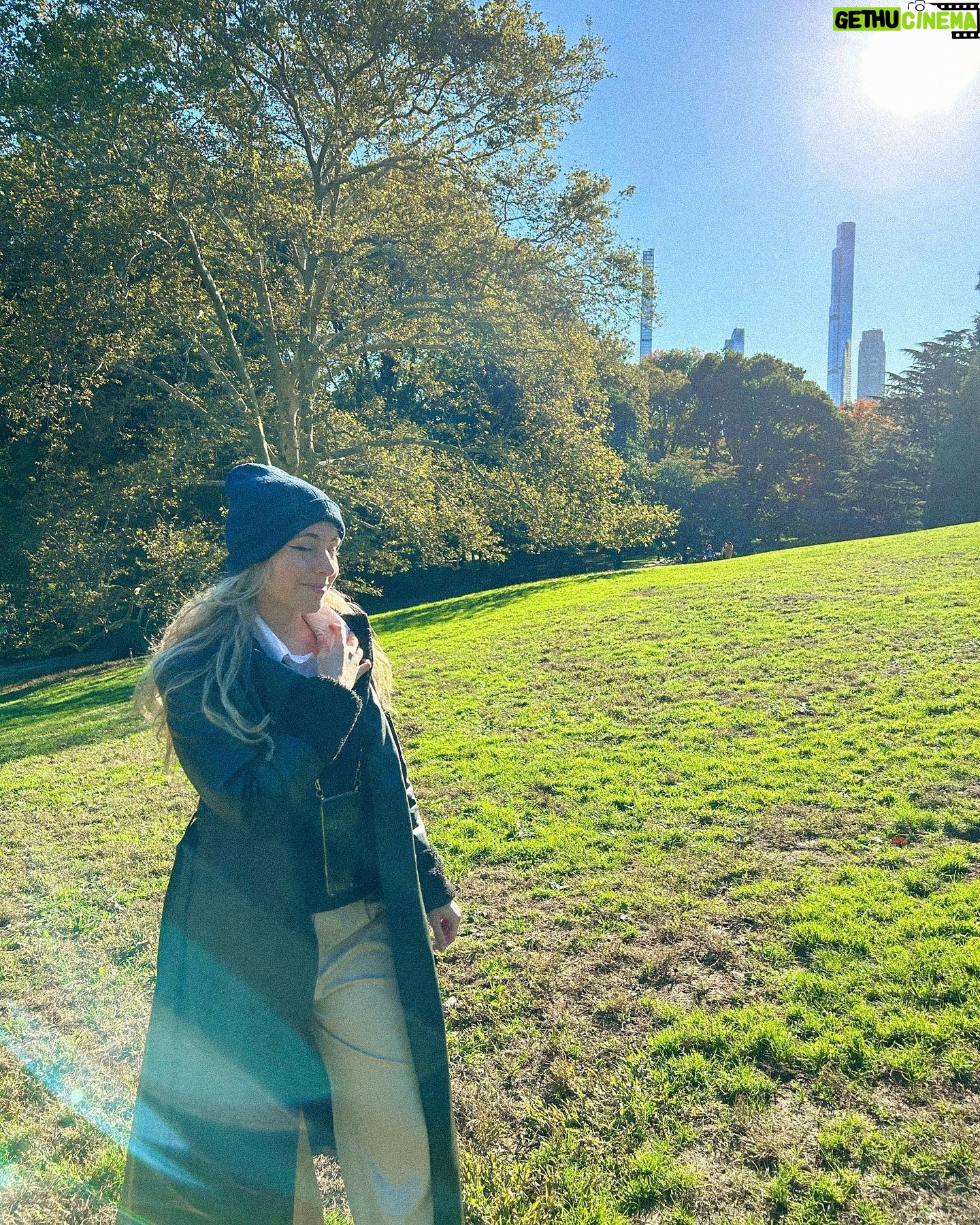 María Rubio Sánchez Instagram - Picnic en el central park porque nos encantan los clichés 🧺
