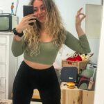 María Rubio Sánchez Instagram - Selfie de espejo porque no siempre se puede ser super cool pero siempre se puede seguir siendo súper dosmilera 🎸