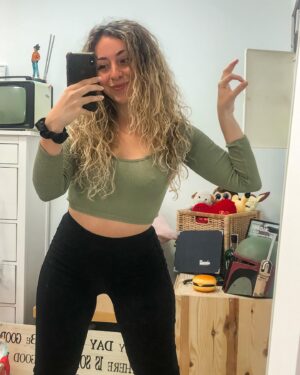 María Rubio Sánchez Instagram - Selfie de espejo porque no siempre se puede ser super cool pero siempre se puede seguir siendo súper dosmilera 🎸