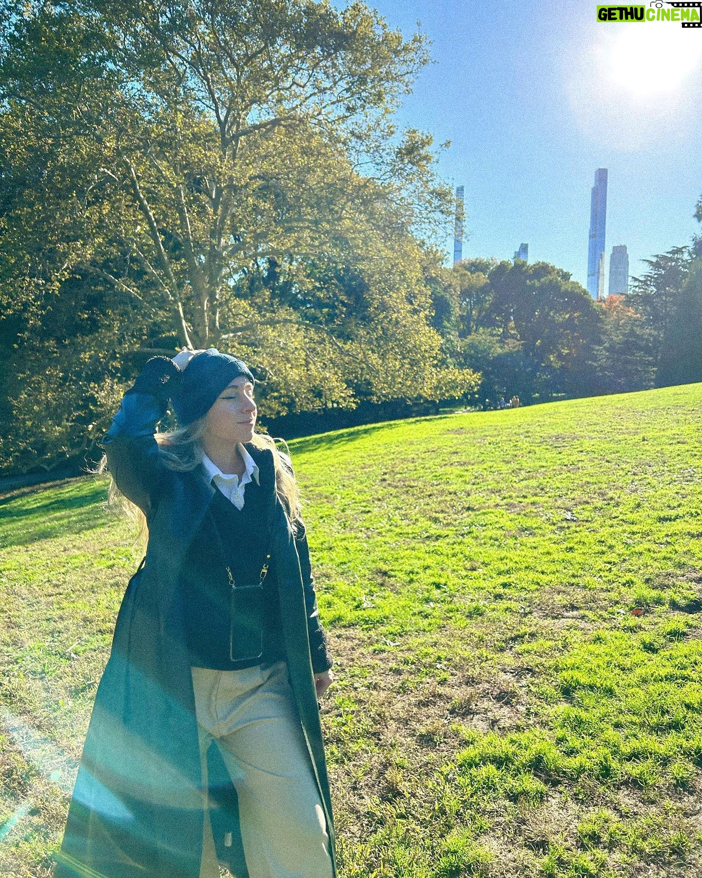 María Rubio Sánchez Instagram - Picnic en el central park porque nos encantan los clichés 🧺