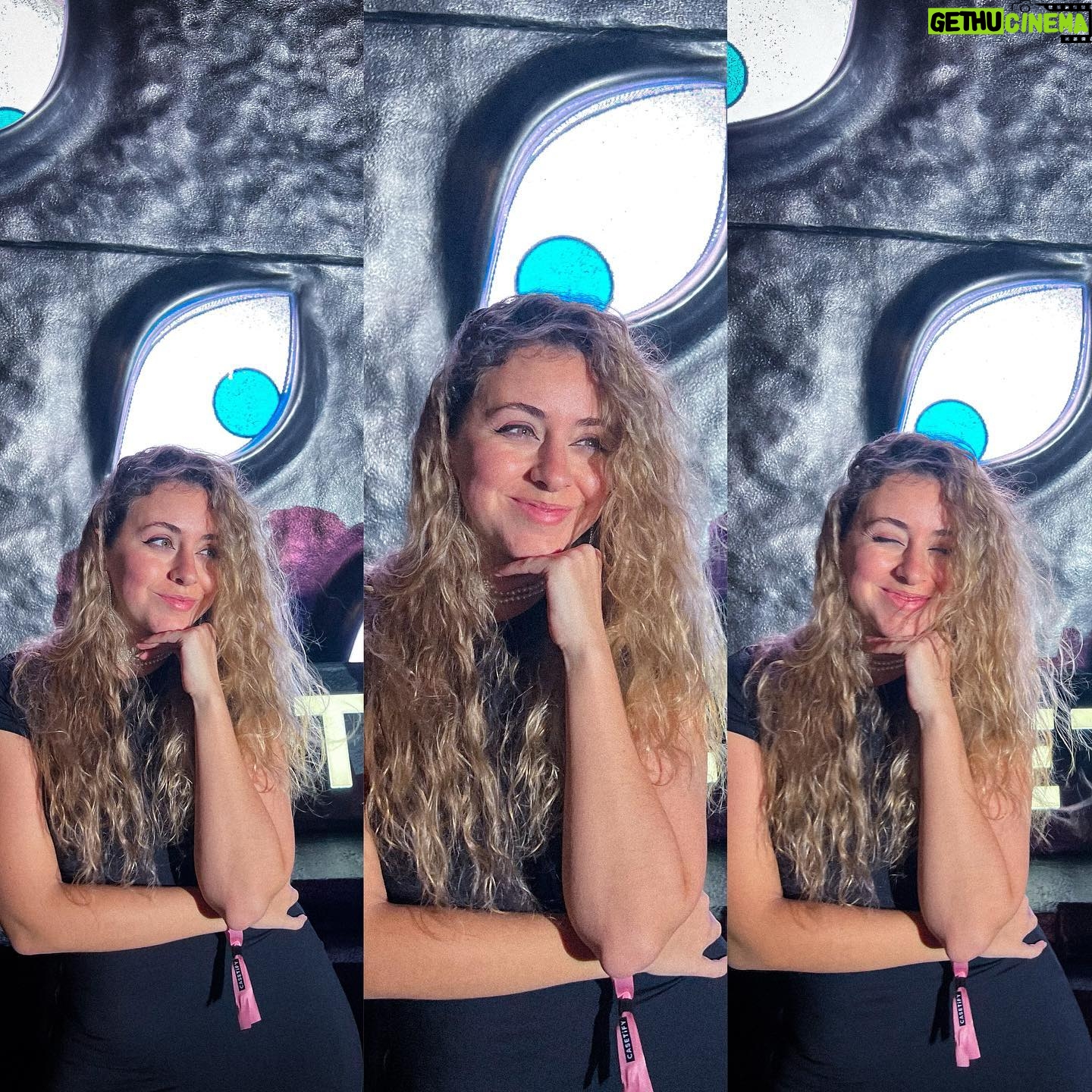 María Rubio Sánchez Instagram - Hace poco más de una semana me encontraba en este evento tan xuli de la mano de @casetify_es y me hicieron tantos fotones que no sabía ni por dónde empezar 🥹❤️ Tentadísima de volver a ponerme el pelo blanco pero nunca tendré los ojitos de gojō 🥵 #jujutsukaisenxcasetify @wismichu btw el niño iba bien fino rokeando un outfit MÍO