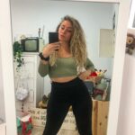 María Rubio Sánchez Instagram - Selfie de espejo porque no siempre se puede ser super cool pero siempre se puede seguir siendo súper dosmilera 🎸