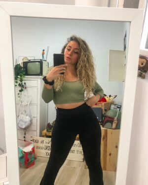 María Rubio Sánchez Instagram - Selfie de espejo porque no siempre se puede ser super cool pero siempre se puede seguir siendo súper dosmilera 🎸