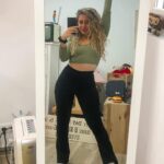 María Rubio Sánchez Instagram - Selfie de espejo porque no siempre se puede ser super cool pero siempre se puede seguir siendo súper dosmilera 🎸