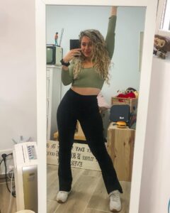 María Rubio Sánchez Instagram - Selfie de espejo porque no siempre se puede ser super cool pero siempre se puede seguir siendo súper dosmilera 🎸