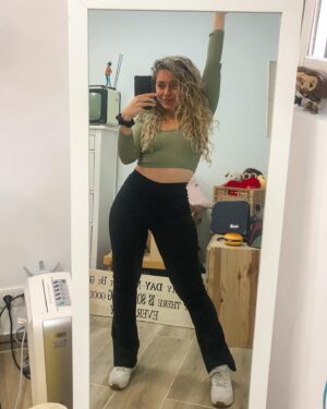 María Rubio Sánchez Instagram - Selfie de espejo porque no siempre se puede ser super cool pero siempre se puede seguir siendo súper dosmilera 🎸