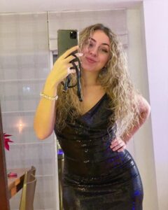 María Rubio Sánchez Instagram - Un año más sirviendo coño. No me da tiempo a hacerme fotos decentes, es lo que hay. 2023 lo ha petado, a ver a dónde me lleva el siguiente año, pero siempre hacia arriba. Feliz 2024 😛