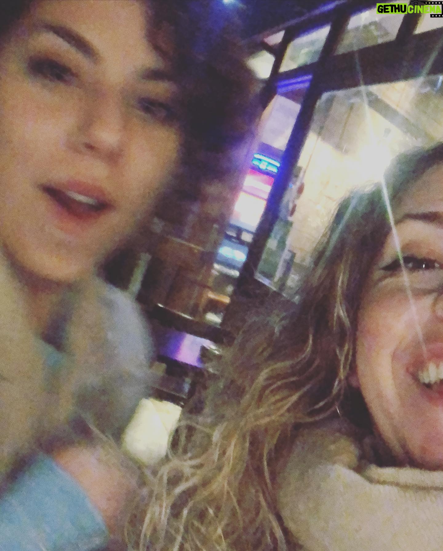 María Rubio Sánchez Instagram - 2022, un año de locos. Pero lo termino tan bien como lo empecé: rodeada de las personas que más quiero. Estoy llena de amor y no puedo ser más afortunada. Me deseo lo mejor para 2023 ❤️ Y…. Se vienen cositas. Que ya era hora😉