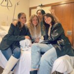 María Rubio Sánchez Instagram - Sant Jordi en el hospital ✨ He empezado el día súper triste PERO: Ha estado acompañándome mi madre todo el tiempo, han venido mis amigas a verme por sorpresa, mi hermano y mi padre también me han hecho una visitilla, me han enviado más flores que nunca, y también he recibido un osito monísimo acompañado de una mini carta preciosa, para hacerme compañía y dormir abrazadita mientras espero a mis seres queridos. Sé que no es el típico post que suelo subir ni a lo que os tengo acostumbrados, pero es que no podía no compartirlo. Estic molt agraïda 🙏