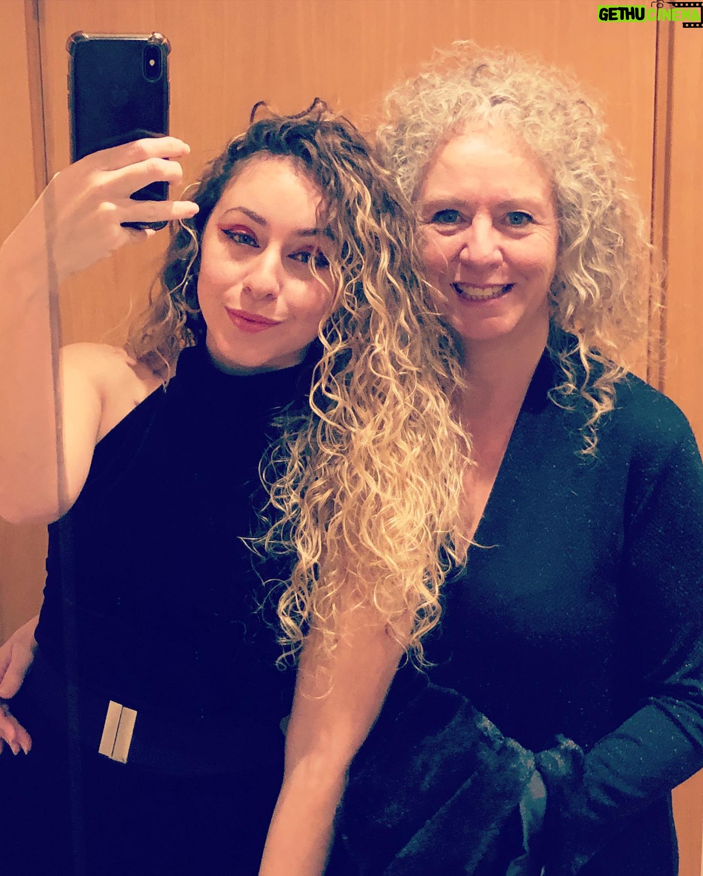 María Rubio Sánchez Instagram - 2022, un año de locos. Pero lo termino tan bien como lo empecé: rodeada de las personas que más quiero. Estoy llena de amor y no puedo ser más afortunada. Me deseo lo mejor para 2023 ❤️ Y…. Se vienen cositas. Que ya era hora😉