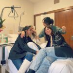 María Rubio Sánchez Instagram - Sant Jordi en el hospital ✨ He empezado el día súper triste PERO: Ha estado acompañándome mi madre todo el tiempo, han venido mis amigas a verme por sorpresa, mi hermano y mi padre también me han hecho una visitilla, me han enviado más flores que nunca, y también he recibido un osito monísimo acompañado de una mini carta preciosa, para hacerme compañía y dormir abrazadita mientras espero a mis seres queridos. Sé que no es el típico post que suelo subir ni a lo que os tengo acostumbrados, pero es que no podía no compartirlo. Estic molt agraïda 🙏