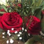María Rubio Sánchez Instagram - Sant Jordi en el hospital ✨ He empezado el día súper triste PERO: Ha estado acompañándome mi madre todo el tiempo, han venido mis amigas a verme por sorpresa, mi hermano y mi padre también me han hecho una visitilla, me han enviado más flores que nunca, y también he recibido un osito monísimo acompañado de una mini carta preciosa, para hacerme compañía y dormir abrazadita mientras espero a mis seres queridos. Sé que no es el típico post que suelo subir ni a lo que os tengo acostumbrados, pero es que no podía no compartirlo. Estic molt agraïda 🙏