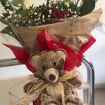 María Rubio Sánchez Instagram - Sant Jordi en el hospital ✨ He empezado el día súper triste PERO: Ha estado acompañándome mi madre todo el tiempo, han venido mis amigas a verme por sorpresa, mi hermano y mi padre también me han hecho una visitilla, me han enviado más flores que nunca, y también he recibido un osito monísimo acompañado de una mini carta preciosa, para hacerme compañía y dormir abrazadita mientras espero a mis seres queridos. Sé que no es el típico post que suelo subir ni a lo que os tengo acostumbrados, pero es que no podía no compartirlo. Estic molt agraïda 🙏