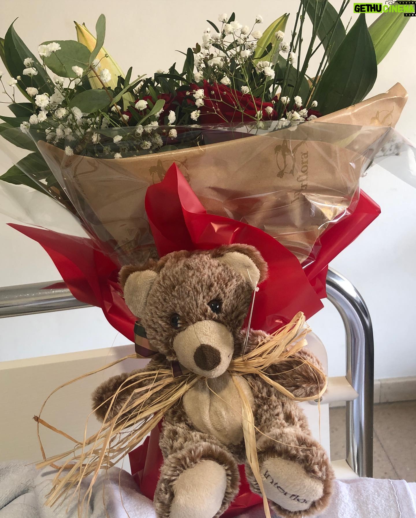 María Rubio Sánchez Instagram - Sant Jordi en el hospital ✨ He empezado el día súper triste PERO: Ha estado acompañándome mi madre todo el tiempo, han venido mis amigas a verme por sorpresa, mi hermano y mi padre también me han hecho una visitilla, me han enviado más flores que nunca, y también he recibido un osito monísimo acompañado de una mini carta preciosa, para hacerme compañía y dormir abrazadita mientras espero a mis seres queridos. Sé que no es el típico post que suelo subir ni a lo que os tengo acostumbrados, pero es que no podía no compartirlo. Estic molt agraïda 🙏