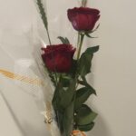 María Rubio Sánchez Instagram - Sant Jordi en el hospital ✨ He empezado el día súper triste PERO: Ha estado acompañándome mi madre todo el tiempo, han venido mis amigas a verme por sorpresa, mi hermano y mi padre también me han hecho una visitilla, me han enviado más flores que nunca, y también he recibido un osito monísimo acompañado de una mini carta preciosa, para hacerme compañía y dormir abrazadita mientras espero a mis seres queridos. Sé que no es el típico post que suelo subir ni a lo que os tengo acostumbrados, pero es que no podía no compartirlo. Estic molt agraïda 🙏
